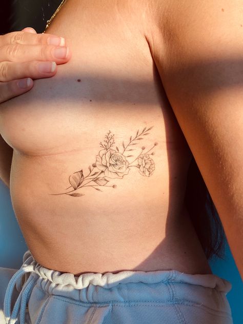 Carnation Tattoo On Ribs, Rose Tattoos Ribs, Flower Rip Tattoo, Carnation Back Tattoo, Floral Side Tattoos Women, Rib Rose Tattoo, Underboob Tattoo Flower, Rose Tattoo On Ribs, Rippen Tattoo Frau