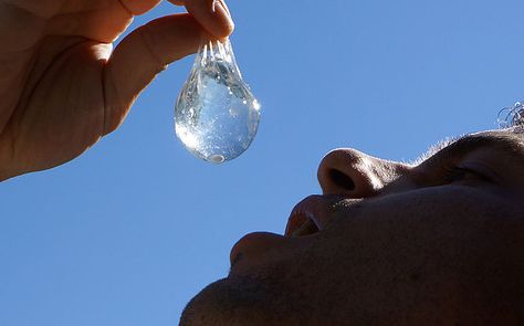 Could you drink then eat your water bottle packaging? You could also throw it away because it's biodegradable : ) PD Edible Water Bottle, Edible Seaweed, Trendy Water Bottles, Elements Of Color, Water Containers, Water Balloons, Sustainable Energy, Bottle Packaging, Back To Nature