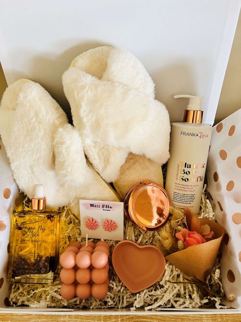 Luxury Self Care Gift Box for Her #giftboxesaustralia #sydneybusinesswomen #wollongonggifts #affordablegifthampers #luxurygifts #pamperhampers #sydneybusiness #sydneygiftboxes #gifthamperssydney #womeninbusiness Self Care Hamper Gift Ideas, Self Care Hamper Ideas, Self Care Gift Box Ideas, Christmas Self Care Gift Ideas, Comfort Gift Basket Ideas, Bridesmaids Box Ideas, Self Care Box Ideas Gift, Gift Hamper Ideas For Her, Cute Hampers