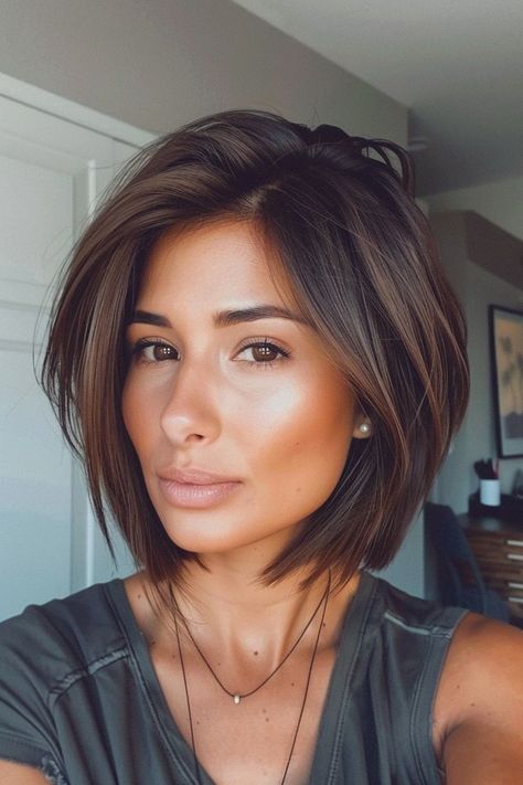 Keep cool and look fabulous with short hairstyles perfect for the summer heat. These styles are not only trendy but practical for warmer weather. Hairstyles Model, Model Hairstyle, Rambut Brunette, Popular Short Hairstyles, Styles Braids, Haircuts For Medium Hair, Bridal Hairstyles, Layered Haircuts, Great Hair