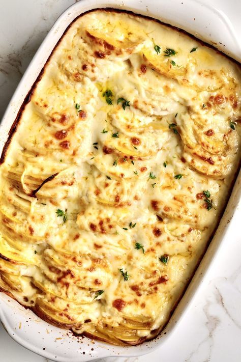 Best Creamy Au Gratin Potatoes Recipe (Dad's Famous) - CucinaByElena Creamy Au Gratin Potatoes, Creamy Garlic Potatoes, Au Gratin Potatoes Recipe, Gratin Potatoes Recipe, Loaded Potatoes, Au Gratin Potatoes, Creamy Potatoes, Au Gratin Potato Recipes, Gratin Potatoes