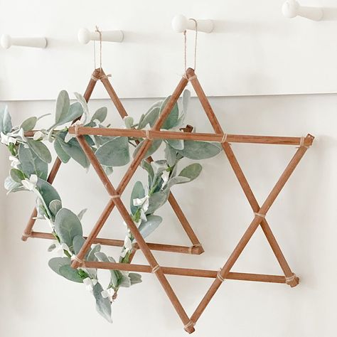 Christmas Hannukah Decorations, Christmukkah Decor, Hannukah Decorations Aesthetic, Chic Hannukah Decor, Jewish Home Decor, Chanukah Decorations, Hannukah Party, Jewish Decorations, Hannukah Decorations