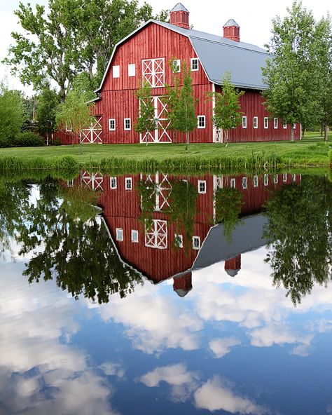 Breathtaking!! I love barns, but this!....this should be on m wall! Farm Signage, Barn Pictures, Dream Farm, Country Barns, Future Farms, Dream Barn, Barn Ideas, Farm Buildings, Barn Homes