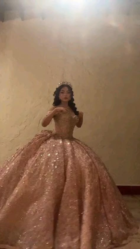 Rose Gold Quinceanera Dresses, Robes Quinceanera, Rose Gold Quince, Quince Dresses Champagne, Black Quince, Charro Quince, Xv Dresses, Sweet 15 Party Ideas Quinceanera, Quinceanera Pink