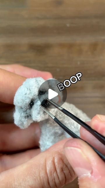 Michi Mux-Miniature clay animals-art toys & jewelry on Instagram: "Making a miniature poodle with pipe cleaners…ok, the video has been published without caption, I’m adding it now, but now I’m sure that no one will see this post…

#miniaturepoodle #poodlelove #pipecleaneranimals #toypoodle #craftingideas #miniatures #pipecleanerart" Pipe Cleaner Poodle, Animal Pipe Cleaner Crafts, Pipe Cleaner Dog Step By Step, Making Miniatures Diy, Pipe Cleaner Fairies, Chenille Stem Animals, Mini Clay Art, Pipe Cleaner Projects, Pipe Cleaner Animals