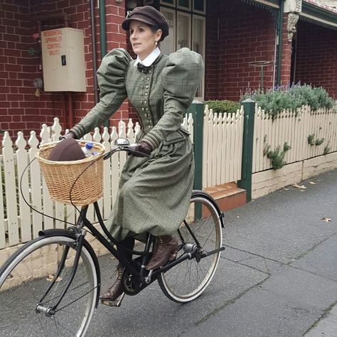 1900 cycling suit Edwardian Sportswear, Cycle Outfit, Bycicle Outfit, Mad Men Peggy, Vampire Lady, Steampunk Elements, Tweed Ride, Cycling Suit, Hiking Outfits