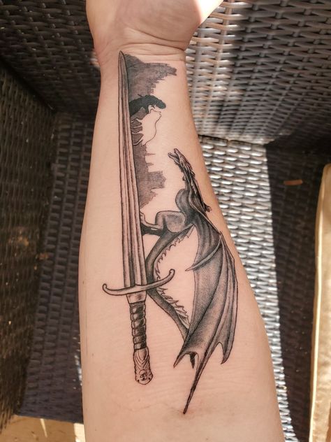 #GOT #Longclaw #gameofthronestattoo Game Of Thrones Map Tattoo, Longclaw Tattoo, House Of The Dragon Tattoo, Dragon Tattoo Game Of Thrones, Game Of Thrones Tattoo Ideas, Got Tattoo, Train Tattoo, Claw Tattoo, Targaryen Tattoo