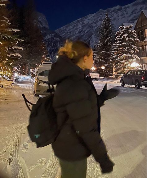 Banff Pictures, Canadian Girl Aesthetic, Superpuff Outfit, Canadian Winter Outfits, Banff Aesthetic, Nature Hairstyles, Banff Winter, Ski Trip Outfit, Skiing Aesthetic