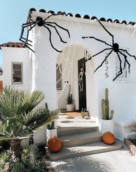 We're sharing how to hang giant halloween spiders on your house! We have two options for hanging them that are surprisingly easy! If you're looking for Halloween decor that will make a big statement, this is it! Halloween Diy Outdoor, Halloween Decor Diy, Home Gym Garage, Halloween Spider Decorations, Halloween Outside, Casa Halloween, Halloween Front Porch Decor, Halloween Decorations Diy Outdoor, Modern Halloween