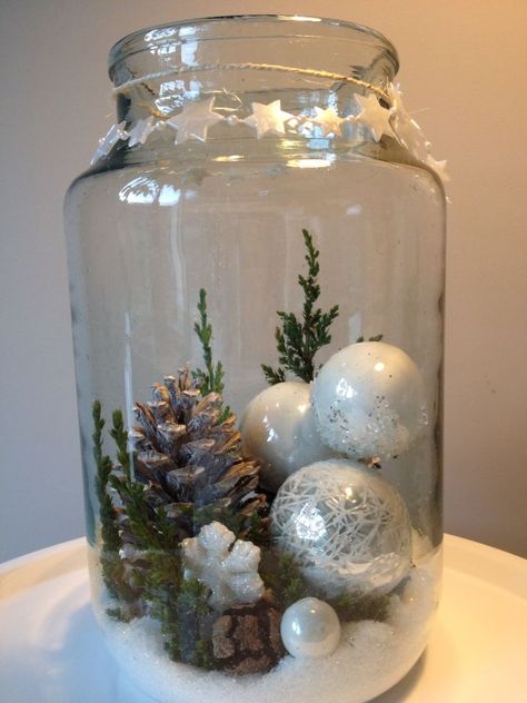 Glass Vase Christmas Decor, Christmas Fairy Garden, Wine Cork Christmas Tree, Cork Christmas Trees, Christmas Branches, Christmas Vases, Christmas Candle Decorations, Easy Christmas Decorations, Little Christmas Trees