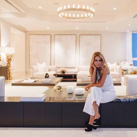 The brain behind Interior Marketing Group tells how to bring a dose of celebrity style into your own abode. Cheryl Eisen, Celebrity Houses Interior, Celebrity Interiors, Low Profile Sofa, Celebrity Home, Celebrity Memes, Beautiful Throw Pillows, A Celebrity, Real Estate Tips