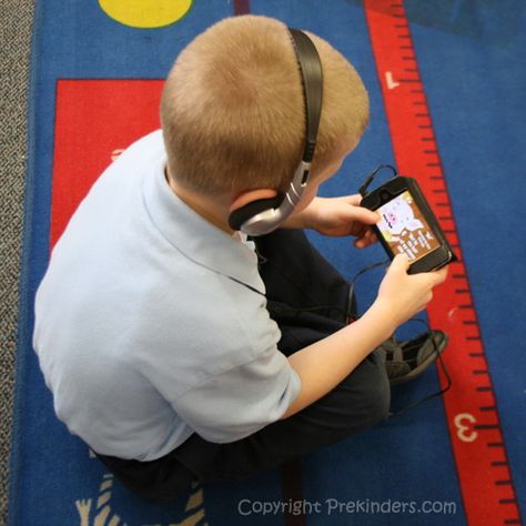 A child using an ipod Preschool Technology, Educational Apps For Toddlers, Preschool Apps, Kindergarten Technology, Ipad Kids, Literacy Lessons, Apple Devices, School Technology, Technology Integration