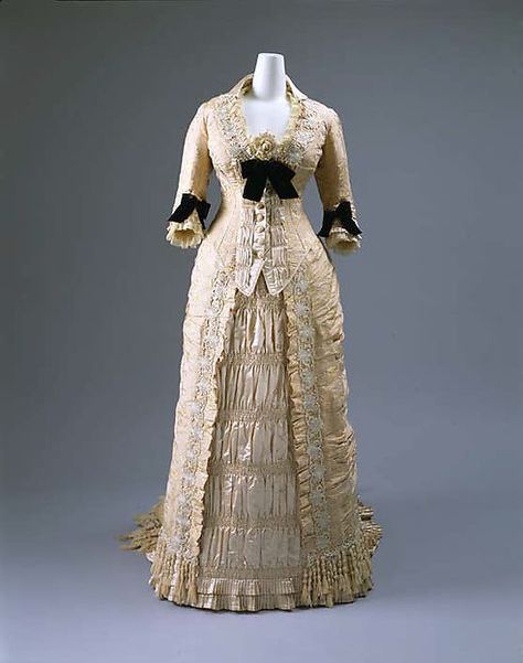 Dinner dress Designer: Mon. Vignon (French) Date: 1875–78 Culture: French Medium: silk, glass 1870s Fashion, 1800s Fashion, 19th Century Fashion, Old Dresses, Victorian Clothing, Antique Dress, Vintage Gowns, Antique Clothing, Dinner Dress