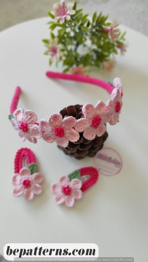 Aesthetic Crochet Hairband | Free Pattern | Beginner-Friendly Crochet Headband Tutorial, Crochet Hairband, Bandeau Au Crochet, Crochet Hair Clips, Crochet Hair Accessories, Aesthetic Crochet, Quick Crafts, Crochet Design Pattern, Handmade Pins