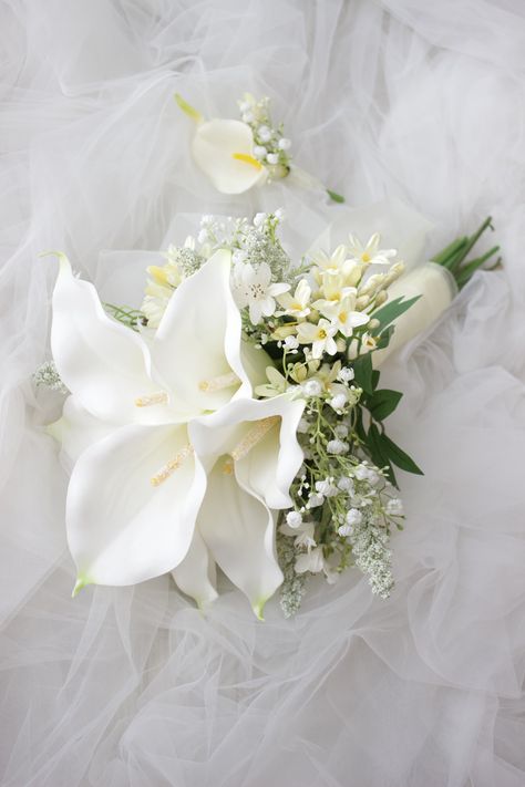 Best Bridesmaid Flowers, White Bidermaer, All White Flowers Wedding Bridesmaid Bouquets, Flower For Bridesmaid, Elegant Bridesmaid Bouquet, Wedding Bride Flowers, Faux Bridesmaid Bouquets, Wedding Flowers Hand, Hand Flower Wedding