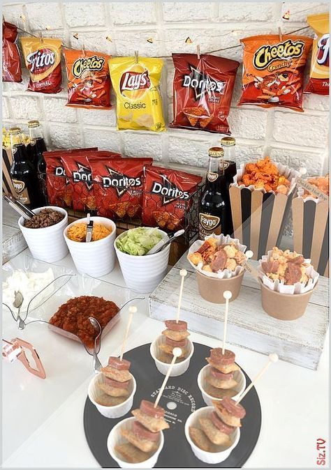 Fun DIY graduation party ideas including grad decorations, ideas for high school or college graduation, and graduation themes and graduation party food ideas Cheap Backyard Birthday Party Ideas, Tacobar Party, Walking Taco Bar, Taco Bar Party, Bonfire Birthday, Party Food Bars, Walking Taco, Walking Tacos, Graduation Party Foods