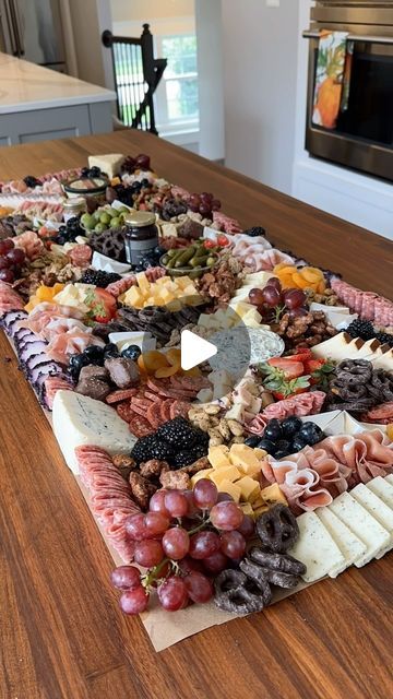 Baltimore Charcuterie | Christin on Instagram: "Annual company party vibes 😍🧀 #boardsinabox #charcuterie #charcuterieboard #charcuterieboards #cheeseboardsofinstagram #charcuteriebox #food #foodporn #baltimorefood #baltimoreeats #explorepage #baltimorefoodies #baltimorefoodscene #baltimorecharcuterie #plattersoftheworld #charcuterieclass #charcuterieclasses #baltimoresmallbusiness #Baltimoresmallbusinesswomen #yelpbaltimore #grazingtable #grazingtables #charcuterietable" Shakouri Board Ideas, Bread Tray Ideas Display, Extra Large Charcuterie Board Ideas, Ham Platter Presentation, Luxury Charcuterie Board, Party Platters Ideas, Chaterurie Board Ideas, Cheeseboard Platter Ideas, Presentation Plateau Charcuterie