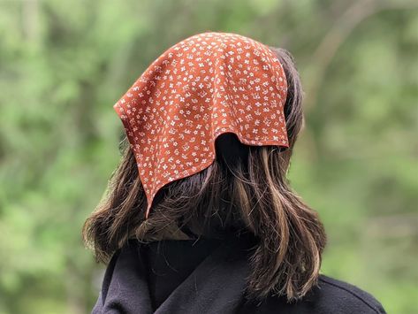 Couture, Headscarf Tutorial, Diy Head Scarf, Kerchief Headband, Kerchief Pattern, Scarf Sewing Pattern, Bandanas Diy, Triangle Head, Kerchief Hair