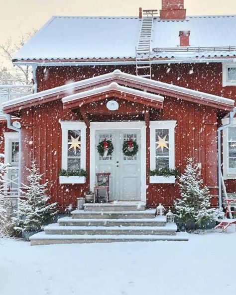 Have A Magical Christmas: 80 Decorating Ideas For Holiday Cheer Cabin Christmas, Swedish Christmas, Nordic Christmas, Beautiful Christmas Trees, Christmas Wonderland, Red House, Christmas Trends, Christmas Tablescapes, Gorgeous Christmas