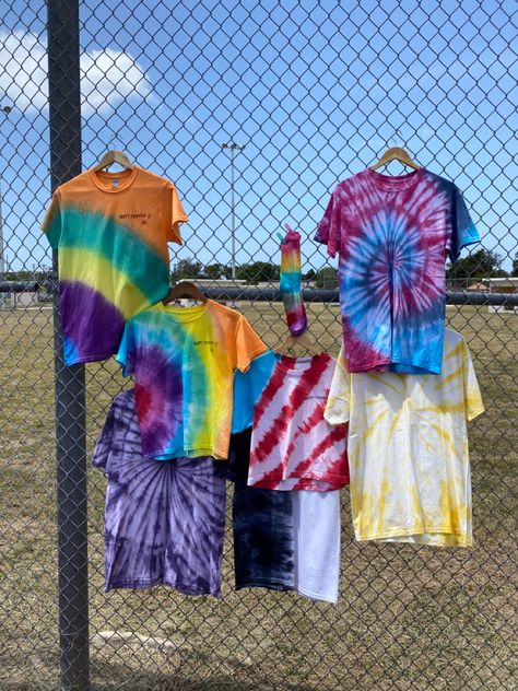 Tye Dye Aesthetic, Diy Tie Dye Shirts, Spanish Club, Tie Dye Crafts, Christmas Board, Tie Dye Diy, Tie Dye Shirts, Indigo Dye, Shibori