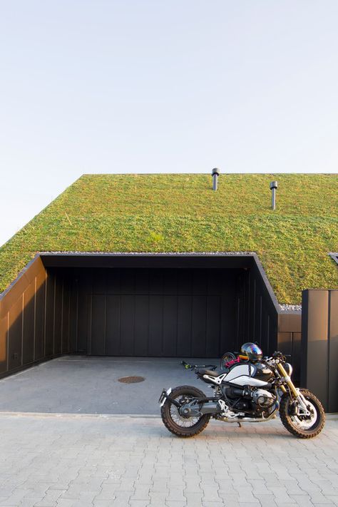 Green Roof Benefits, Green Roof Design, Green Roof House, Sedum Roof, Green Roof System, Grass Roof, Photo Deco, Earth Sheltered, Living Roofs