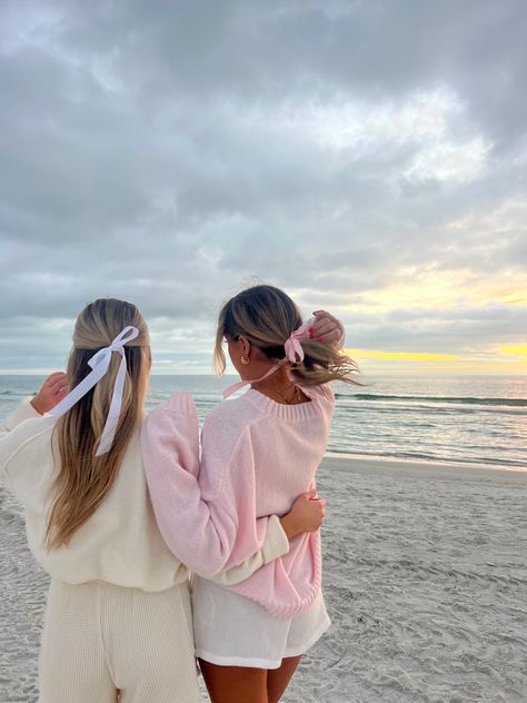 beach, winter, friends, bows, pink, sweaters, sunset Cold Day At The Beach Outfit, Cold Beach Outfit Winter, Winter Beach Outfit Aesthetic, Christmas Card Beach Photo Ideas, Fall Beach Pics, Winter Beach Outfit Cold, Spring Beach Outfits Cold, Beach Pictures Winter, Winter Beach Pictures