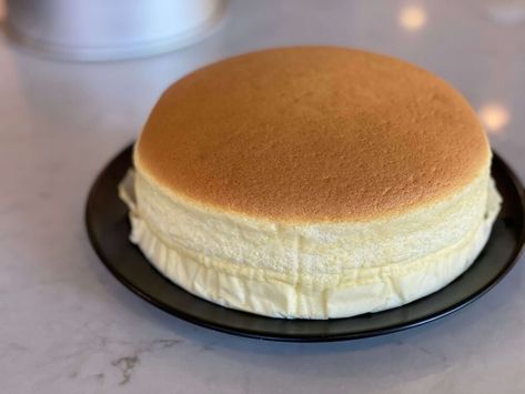 Japanese Cheesecake Recipe Easy, Jiggly Cheesecake Recipe, Chiffon Cheesecake Recipe, Japanese Cotton Sponge Cake Recipe, Sponge Cheesecake, Chiffon Cheesecake, Japanese Jiggly Cheesecake Recipe, Soufflé Cheesecake, Asian Baking