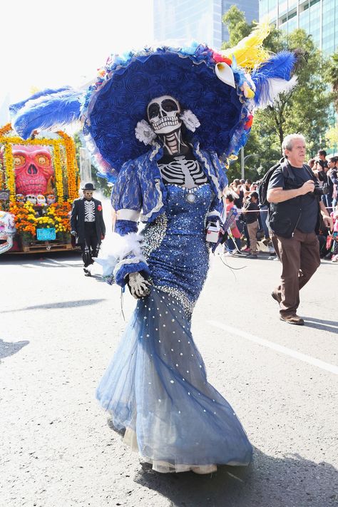 30 Photos from Mexico City's Bond-Inspired Day of the Dead Celebration Day Of Dead Costume, Catrina Costume, Mexico Day Of The Dead, Day Of The Dead Party, Den Mrtvých, Dead Makeup, Day Of Dead, Day Of The Dead Art, Sugar Skull Makeup