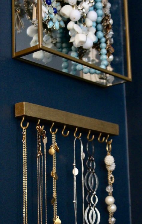 Simple Modern DIY Wall Necklace Hanger - Shine DIY & Design Necklace Organizer Diy, Diy Necklace Holder, Easy Necklace, Jewelry Organizer Diy Wall, Hamsa Necklace Gold, Vintage Jewelry Diy, Diy Jewelry To Sell, Necklace Hanger, Organizer Diy