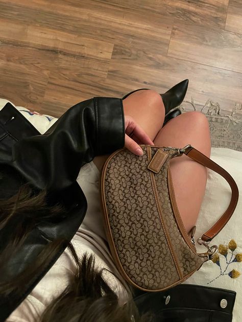 Coach vintage shoulder bag Coach Shoulder Bag Outfit, Vintage Bag Outfit, Coach Bag Outfit, Coach Vintage Handbags, Shoulder Bag Outfit, Purse Outfit, Shoulder Bag Coach, Vintage Instagram, Vintage Coach Bags