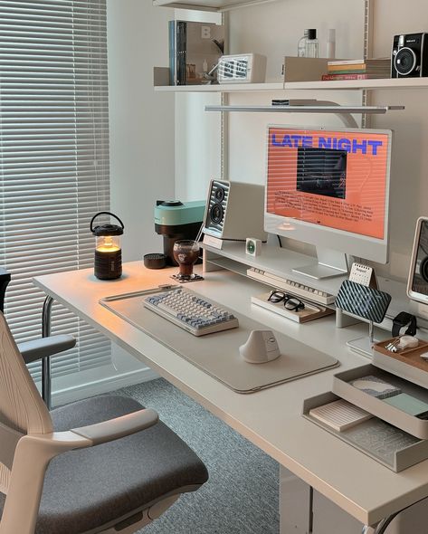 2 Desk Bedroom Layout, Imac Desk Setup Small Space, Aesthetic Workspace Home Office, Monitor Set Up Aesthetic, Warm Desk Setup, Mini Pc Setup, Vertical Monitor Setup, Minimalistic Desk Setup, Modern Setup