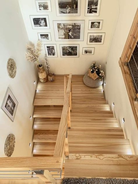 درابزين السلم, Staircase Decor, Home Stairs Design, House Stairs, Decor Home Living Room, Staircase Design, Stairs Design, House Inspo, Dream Home Design