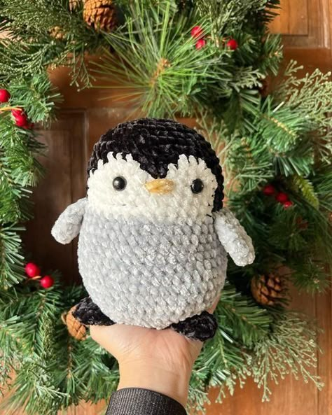 Crochet Plushies Penguin, Penguin Plushie Crochet, Crochet Plushies For Christmas, Crochet Plush Penguin, Crochet Animals Christmas, Cute Winter Crochet Ideas, Crochet Winter Amigurumi, Crochet Winter Plushies, Christmas Crochet Stuffed Animal