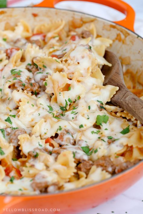 This Cheesy Beef & Tomato Pasta Skillet is sure to become your new favorite meal. This easy weeknight dinner cooks in one pan and takes less than 30 minutes! Beef Tomato Pasta, On The Road Meals, Garlic Shrimp Alfredo, Meals With Ground Beef, Yellow Bliss Road, Beef Tomato, Pasta Skillet, Skillet Pasta, Shrimp Alfredo