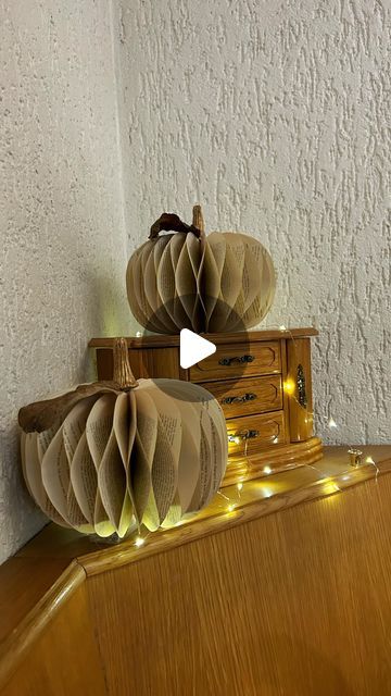 Pumpkins Made Out Of Books, Book Page Pumpkins Diy, November Diy Decor, Paper Pumpkins Diy, Book Pumpkin Diy, Halloween Handmade Decorations, Diy Paper Pumpkins, Painting With Acrylic Paint, Book Pumpkin