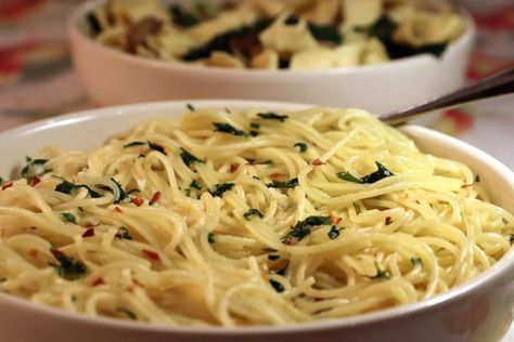 Spaghettini With Oil and Garlic (Spaghettini Aglio e Olio) | Recipes | stltoday.com Pasta Sauce Without Tomatoes, Salad Appetizer Cups, Tomato Pasta Recipe, Tomato Pasta Sauce, Grape Salad, Feta Pasta, Meatless Mondays, Pasta Sauces, Pasta Pasta