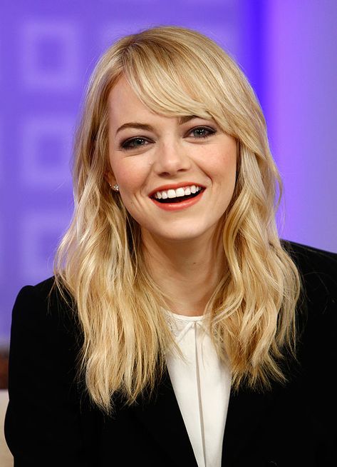 Emma Stone puts WHAT on her face?! She shares her #beauty confessions with Cosmo Emma Stone Hair, Layered Haircuts With Bangs, Bangs For Round Face, Easy Hairstyles For Medium Hair, Alicia Vikander, Long Layered Haircuts, Round Face Haircuts, Fringe Hairstyles, Hairstyles For Round Faces