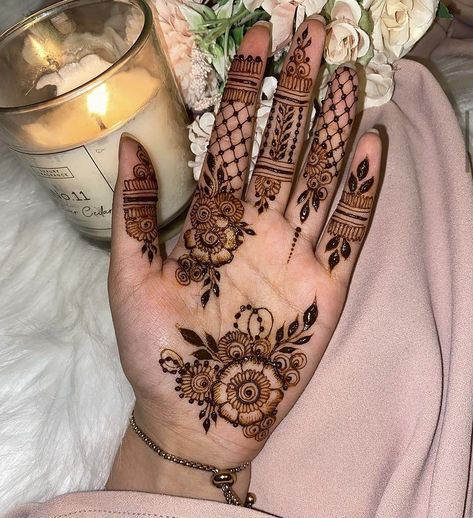 Simple Henna Designs Hand, Short Mehndi Design, Mehndi Designs Simple, Front Mehndi Design, Mehndi Outfit, Palm Mehndi Design, Henna Designs Wrist, Designs Mehndi, Tato Henna