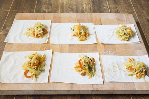 Prendete la pasta fillo e sovrapponete 2 sfoglie una sull'altra, quindi ricavate 12 quadrati della misura di circa 15 cm per lato. Mettete una cucchiaiata di ripieno sul quadrato di fillo, quindi richiudete la pasta arrotolandola, avendo cura di rimboccare verso l'interno i lembi laterali, fino a formare un involtino. Non preoccupatevi di avvolgere più volte su se stesso l'involtino, la pasta fillo stratificata in cottura diventa ancora più buona e croccante. Pasta Fillo, Cibo Asiatico, Pasta Primavera, Feta Pasta, International Recipes, Quick Meals, Main Course, Finger Foods, Asian Recipes