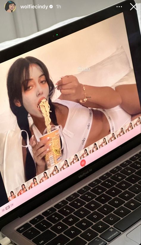 Laptop Selfie Poses, Cindy Kimberly Instagram, Kimberly Brown, Cute Pics, Cindy Kimberly, Instagram Layout, Model Aesthetic, Angel Face, April 11