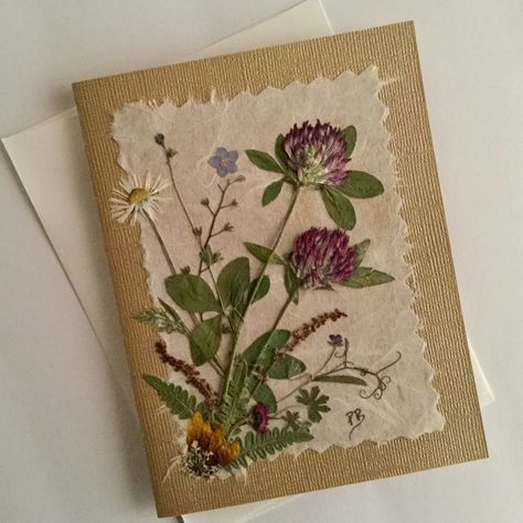 Flower Pressing Ideas, Ideas With Pressed Flowers, Pressed Flowers Gift, Pressed Flowers Gift Ideas, Press Flowers Art, Dried Flowers Pressed, Pressed Flower Gift Ideas, Flower Press Ideas, Flower Pressing Aesthetic