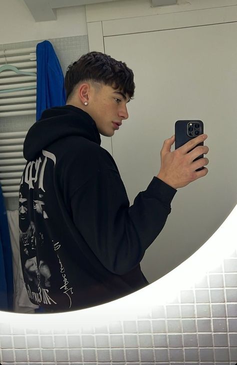 Spiegel Selfie, Mohawk Hairstyles Men, Mens Haircuts Short Hair, Mirror Man, Mens Photoshoot Poses, Best Profile Pictures, Mirror Selfie Poses, Man Photography, Mens Haircuts Fade