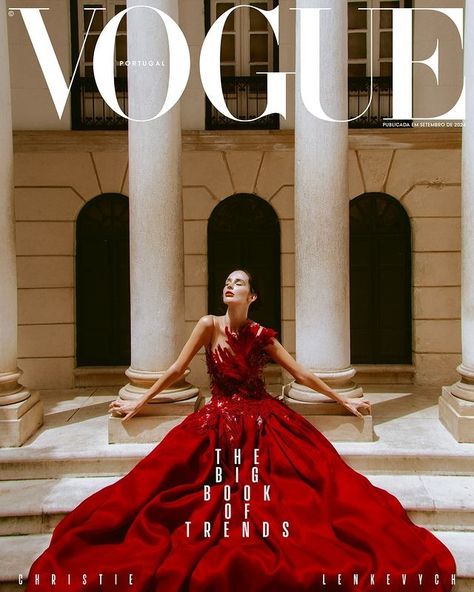 Vogue Portugal (@vogueportugal) • Fotos y videos de Instagram Vogue Portugal, Portugal Fashion, Vogue Magazine Covers, Fashion Drawing Tutorial, Fashion Magazine Cover, Vogue Spain, Fashion Cover, Vogue Covers, Vogue Japan