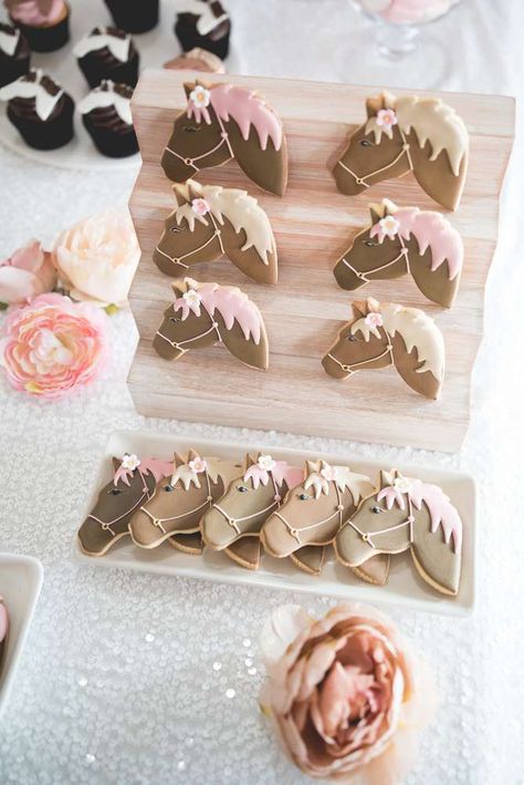 Horse Birthday Party Ideas, Girl Horse Birthday Party, Horse Theme Birthday Party, Horse Birthday Party, Horse Themed Party, 4de Verjaardag, Rodeo Birthday Parties, 7 Cake, Horse Cookies