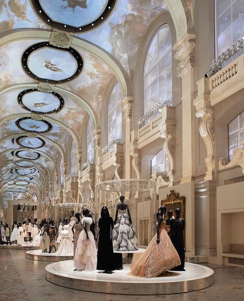 Dior 70 Years Exhibition Bridal Boutique Interior, Fashion Showroom, Fashion Dream Job, Fashion Designer Studio, Museum Fashion, Art Lifestyle, Historical Design, Dior Vintage, Boutique Interior