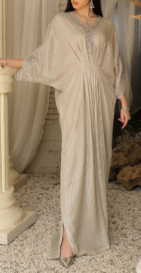 Fancy Kaftan Pakistani, New Kaftan Designs Pakistani, Elegant Kaftan Dresses, Casual Kaftan Dress, Kaftan Party Wear, Kaftan Dress Ideas, Fancy Kaftan Dress, New Kaftan Designs 2023, Kaaftaan Designs Pakistani