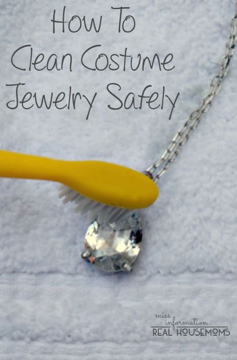 Cleaning Costume Jewelry, Clean Costume Jewelry, Homemade Jewelry Cleaner, Jewelry Cleaner Diy, Cleaning Silver, Jewelry Hacks, Clean Jewelry, Cleaning Silver Jewelry, Fake Jewelry