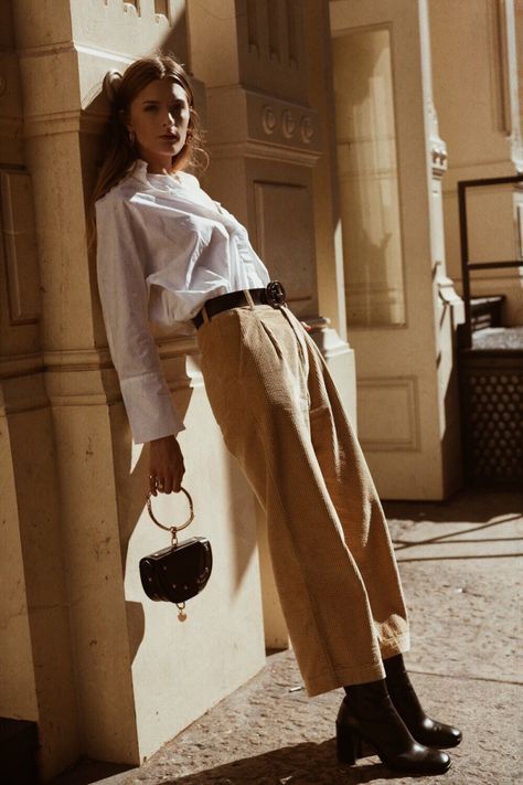 Beige Aesthetic Photoshoot, Fall Fashion Shoot, Gucci Photoshoot Ideas, City Photo Shoot Ideas, Fall Fashion Photography, City Fashion Photoshoot, Street Fashion Poses, Old Money Editorial, Fashion Shoot Poses