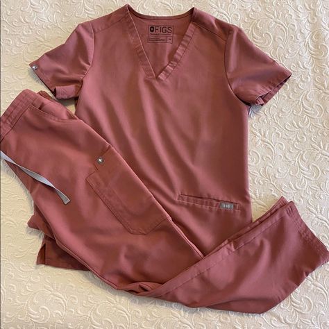 I Have A Like Brand New Xs Fig Set For Sale. Pants Are Yola Style Regular Length. Top Is Xs. Perfect Condition. Scrub Aesthetic Medical, Figs Scrubs Colors, Fig Scrubs Women, Brown Scrubs, Medical Student Outfit, Scrub Ideas, Cardiology Nurse, Nurse Fashion, Medical Scrubs Outfit