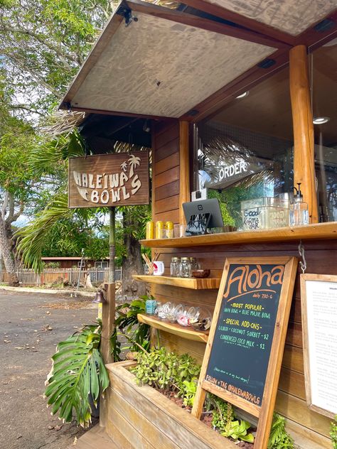 Hawaii Restaurant Aesthetic, Hawaii Restaurant Design, Hawaiian Restaurant Design, Hawaii Coffee Shop, Beachy Coffee Shop, Beach Juice Bar, Smoothie Shop Aesthetic, Hawaiian Coffee Shop, Haleiwa Bowls